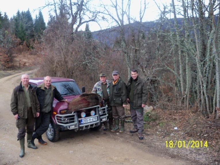 Pobratimi iz Kragujevca i glavni lovovođa Boro Vilotić u lovištu Vikoč sa odstrijelom